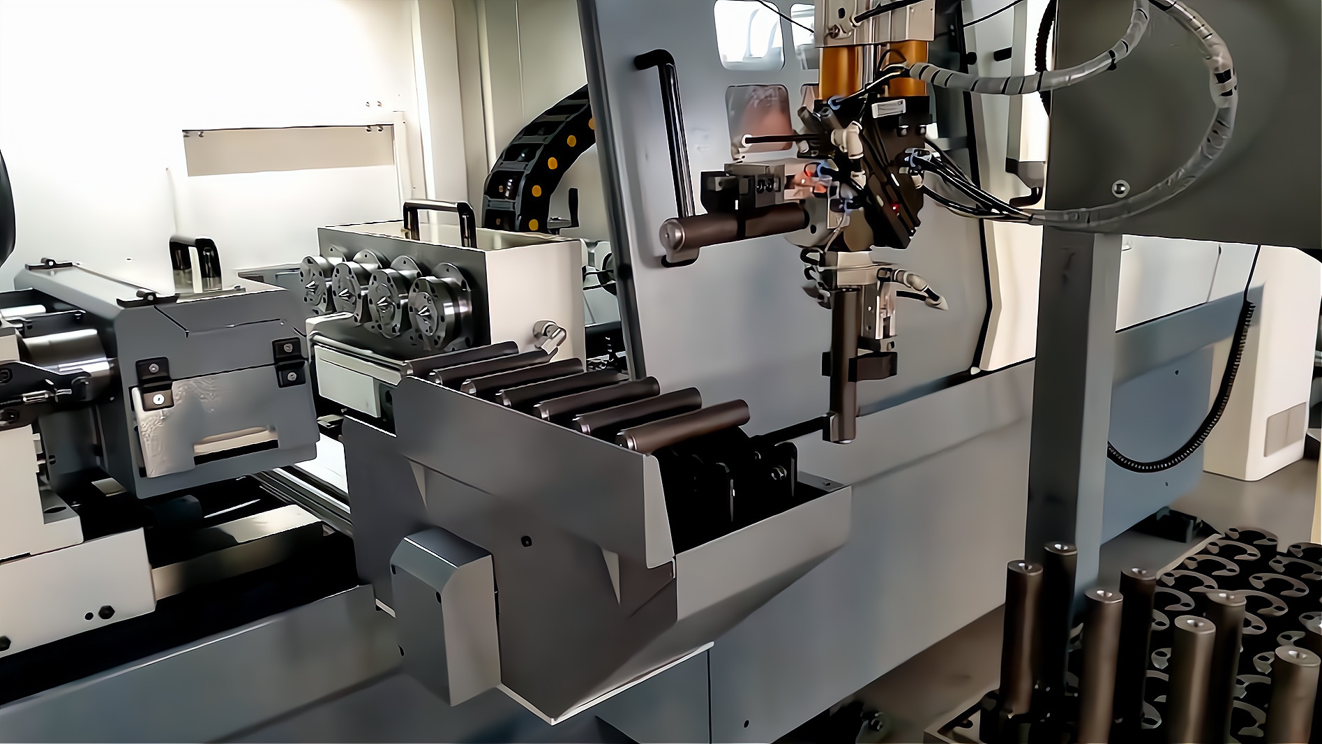ZK2115×4B/500A 深孔鉆床配置桁架機械手，加工手槍槍管單機自動化
